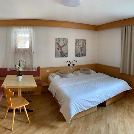 Bed & Breakfast Garni Tobia Campitello di Fassa Exteriör bild
