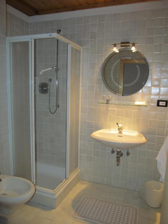 Bed & Breakfast Garni Tobia Campitello di Fassa Rum bild