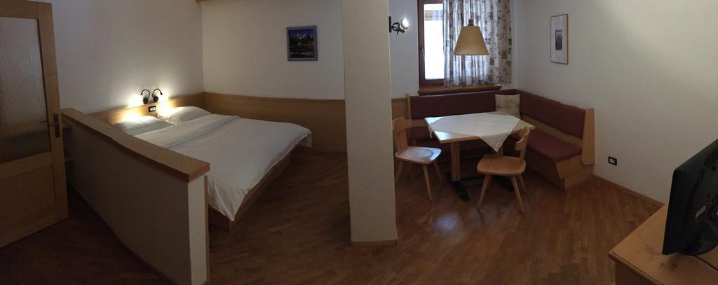 Bed & Breakfast Garni Tobia Campitello di Fassa Exteriör bild
