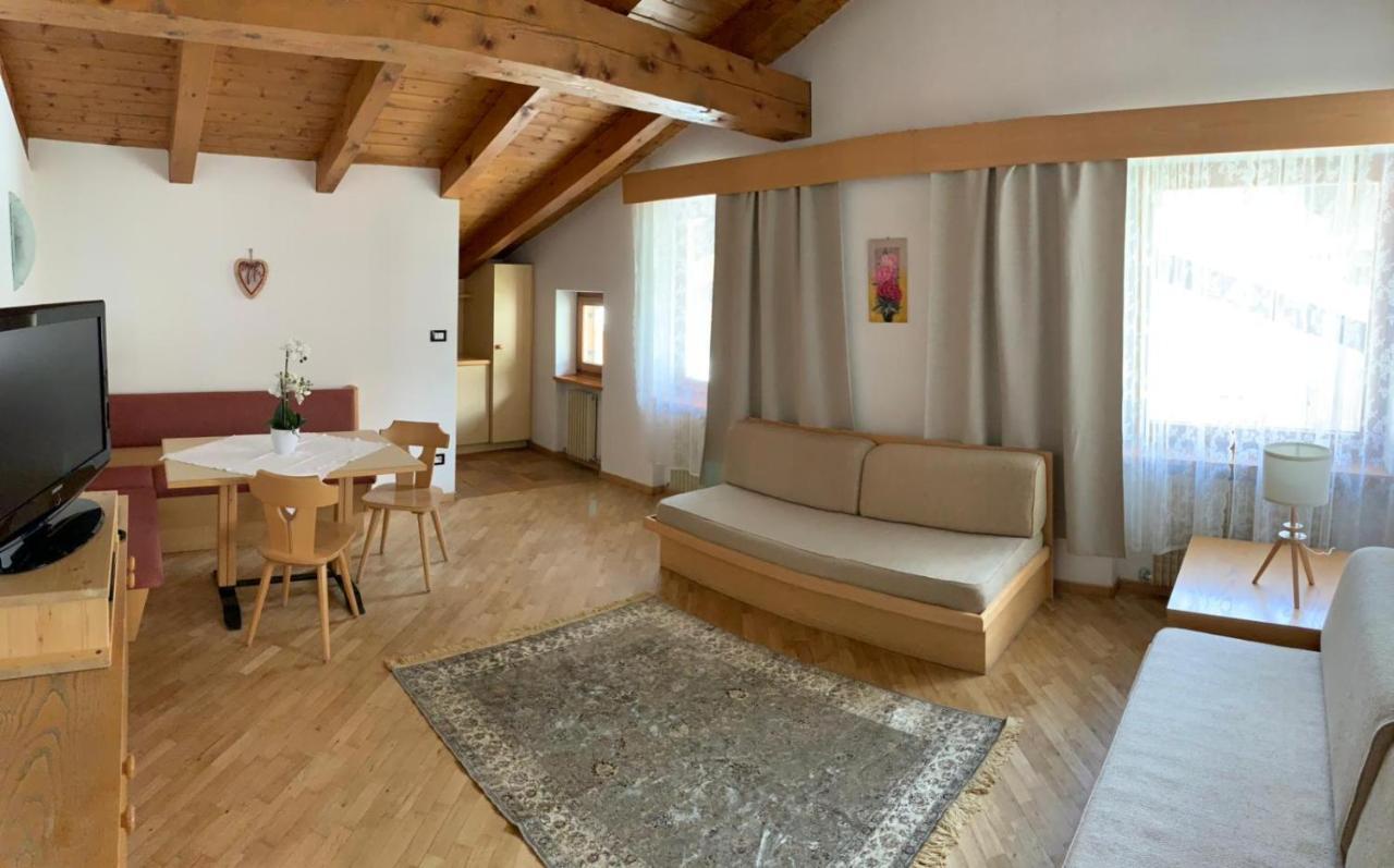 Bed & Breakfast Garni Tobia Campitello di Fassa Exteriör bild