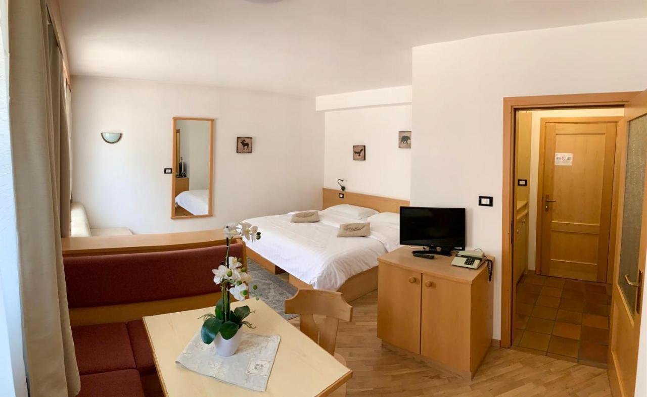 Bed & Breakfast Garni Tobia Campitello di Fassa Exteriör bild